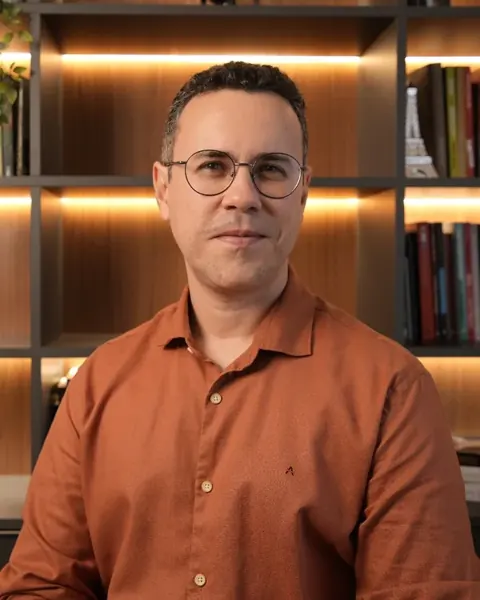 Tiago Ferreira, psicólogo e criador do Desafio Formulação de Caso ACT